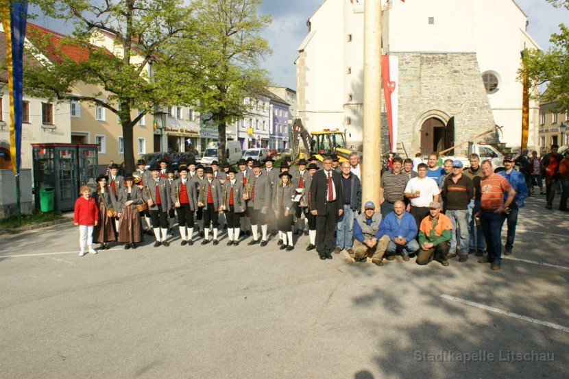 2009_04_30 Maibaumaufstellen Litschau (2)